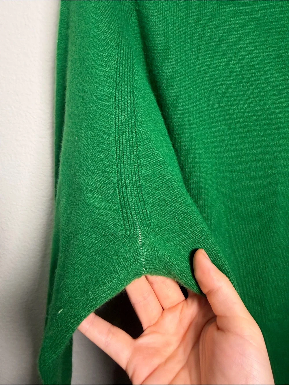 Club Monaco 100% Cashmere Kelly Green V-Neck Sweater Size M
